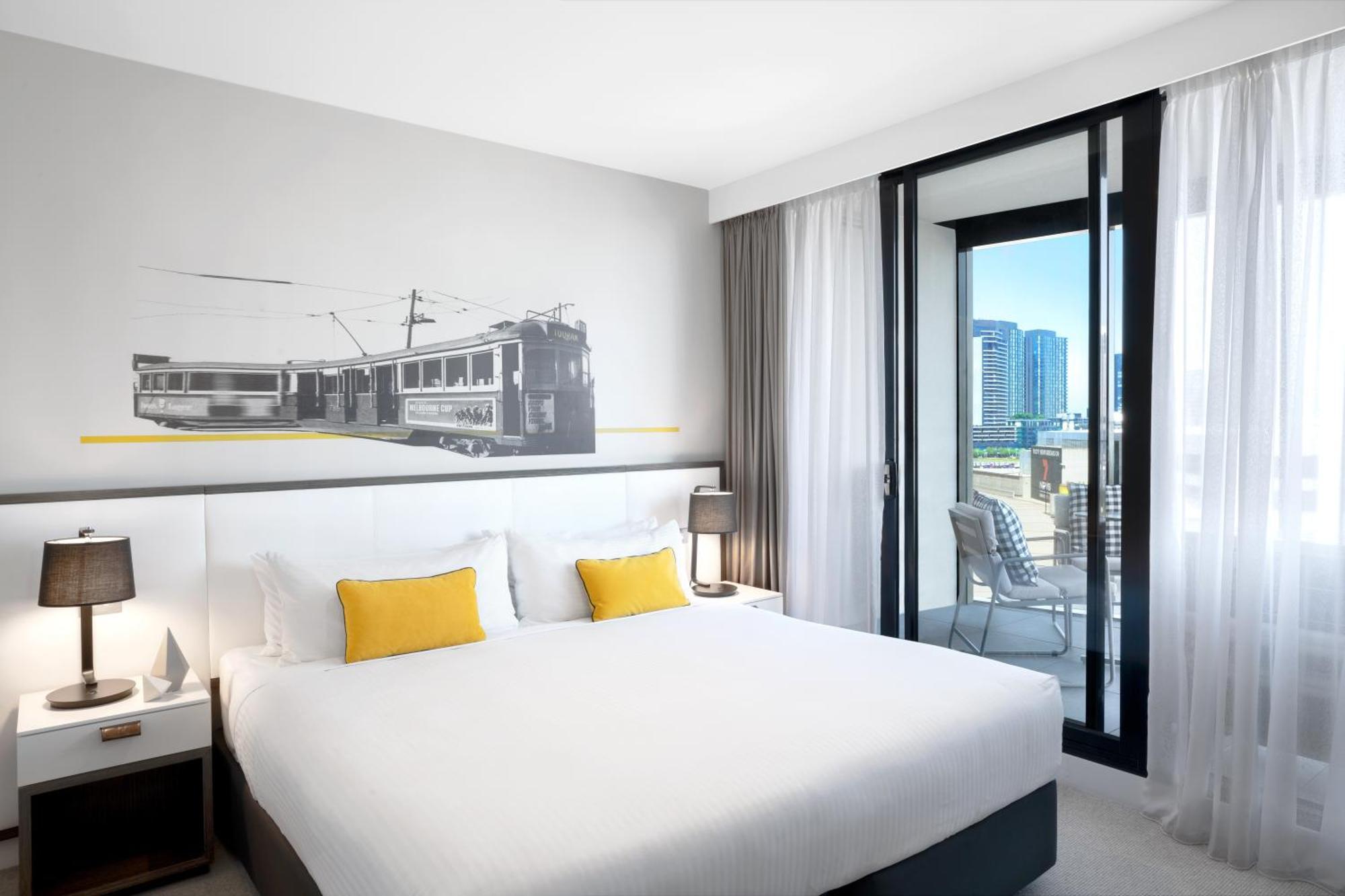 Hotel Peppers Docklands Melburne Exterior foto A bedroom at the hotel