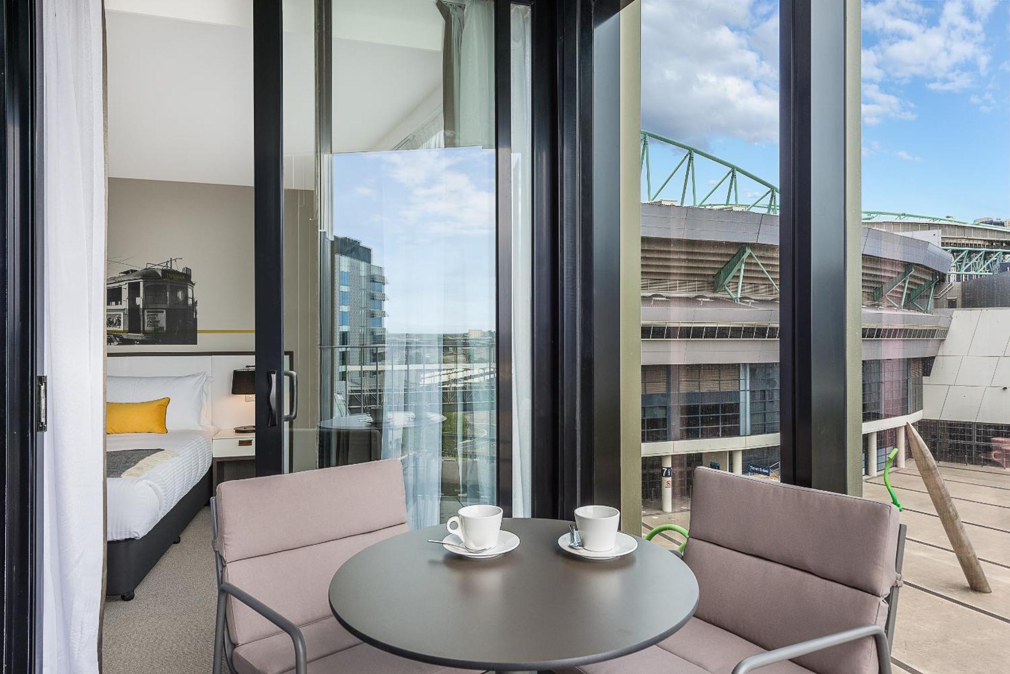 Hotel Peppers Docklands Melburne Exterior foto The apartment's balcony